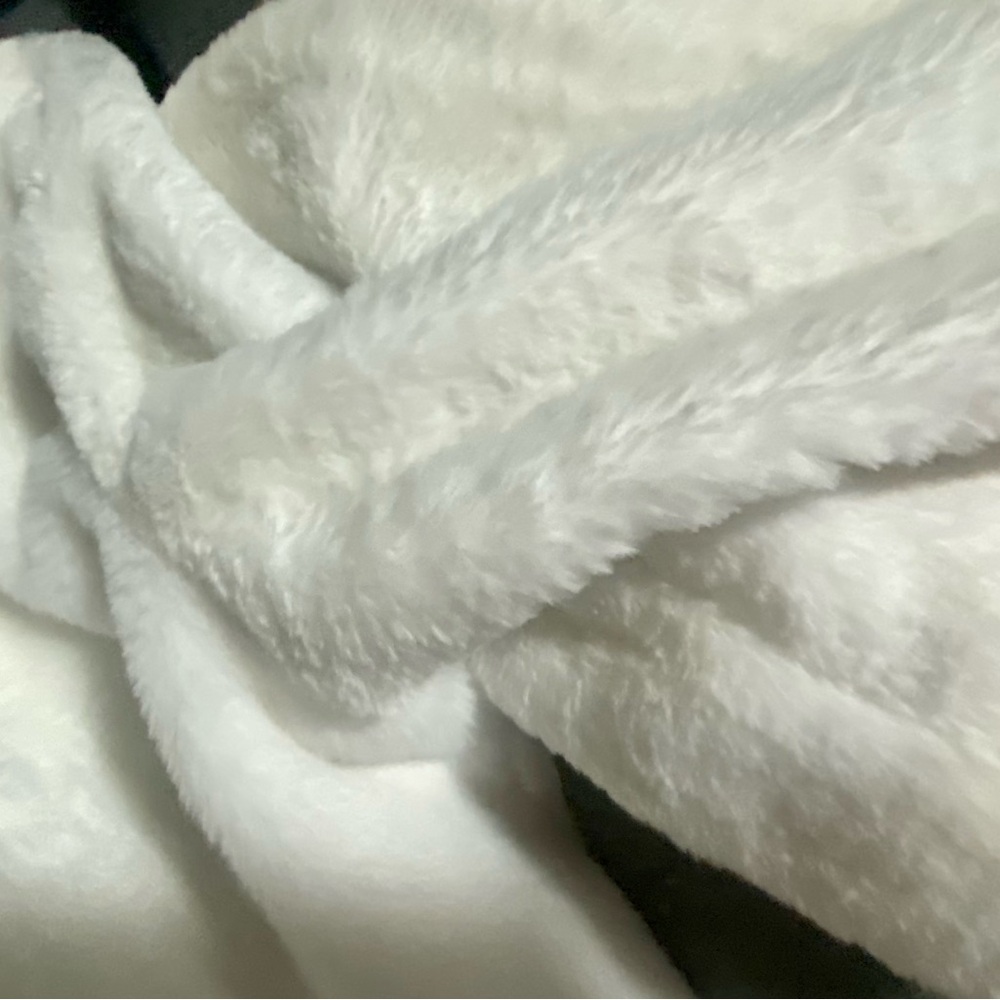 Haani Faux Fur Capelike coat in white with clasp - Picture 11 of 11